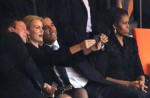 Смеющийся Обама на похоронах Манделы возмутил западную общественность